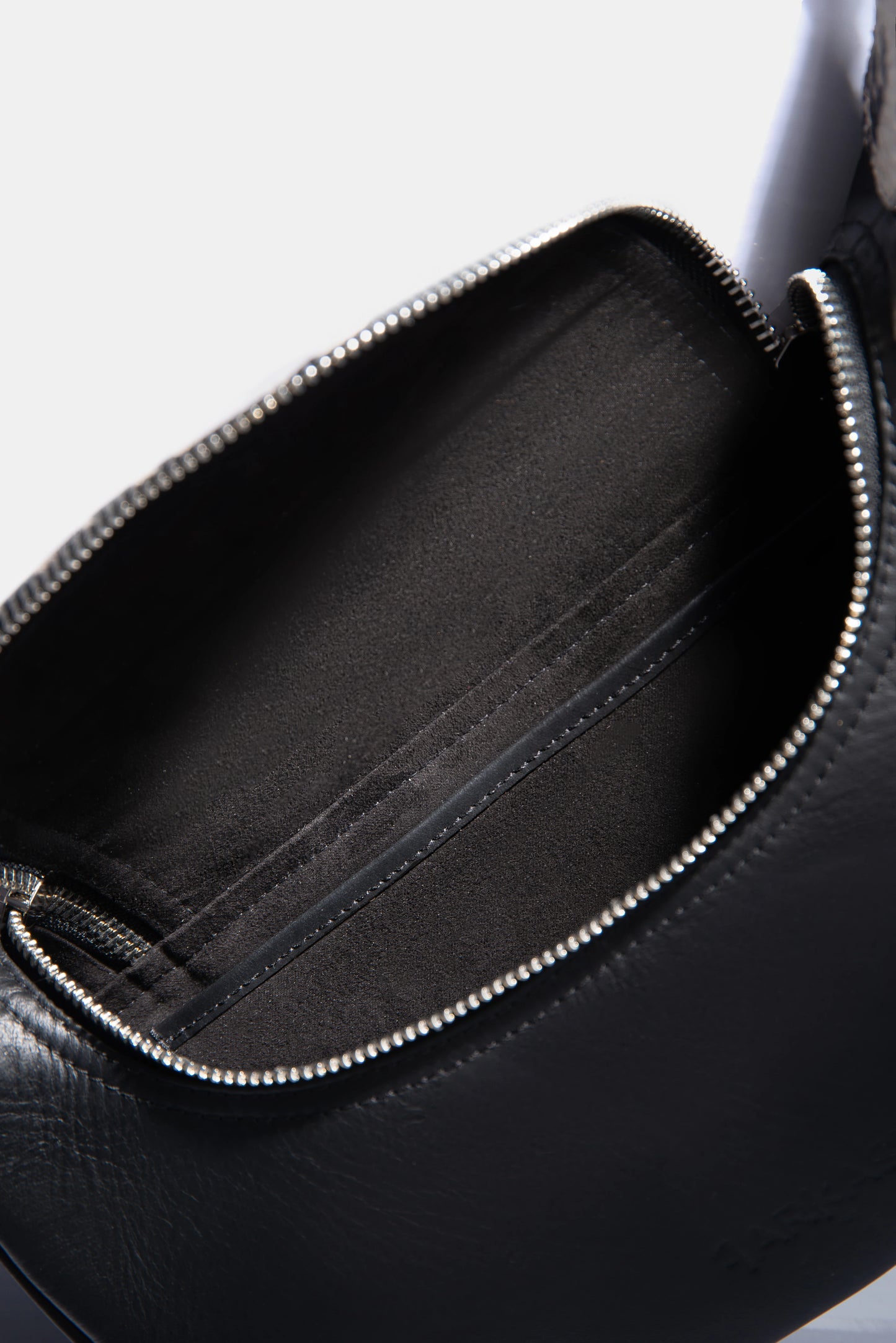 Interior de bolso Catriel de cuero negro hecho a mano en colombia FARKASH