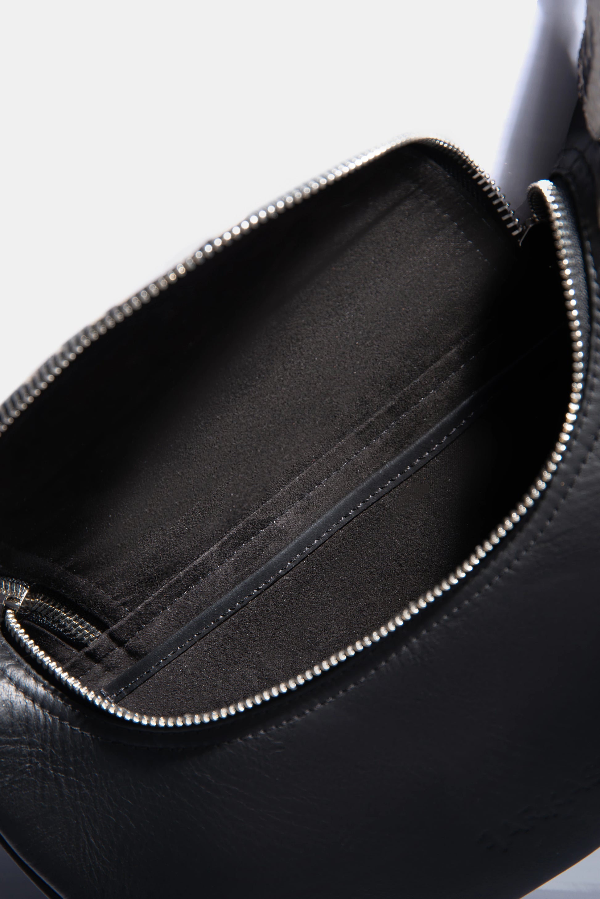 Interior de bolso Catriel de cuero negro hecho a mano en colombia FARKASH