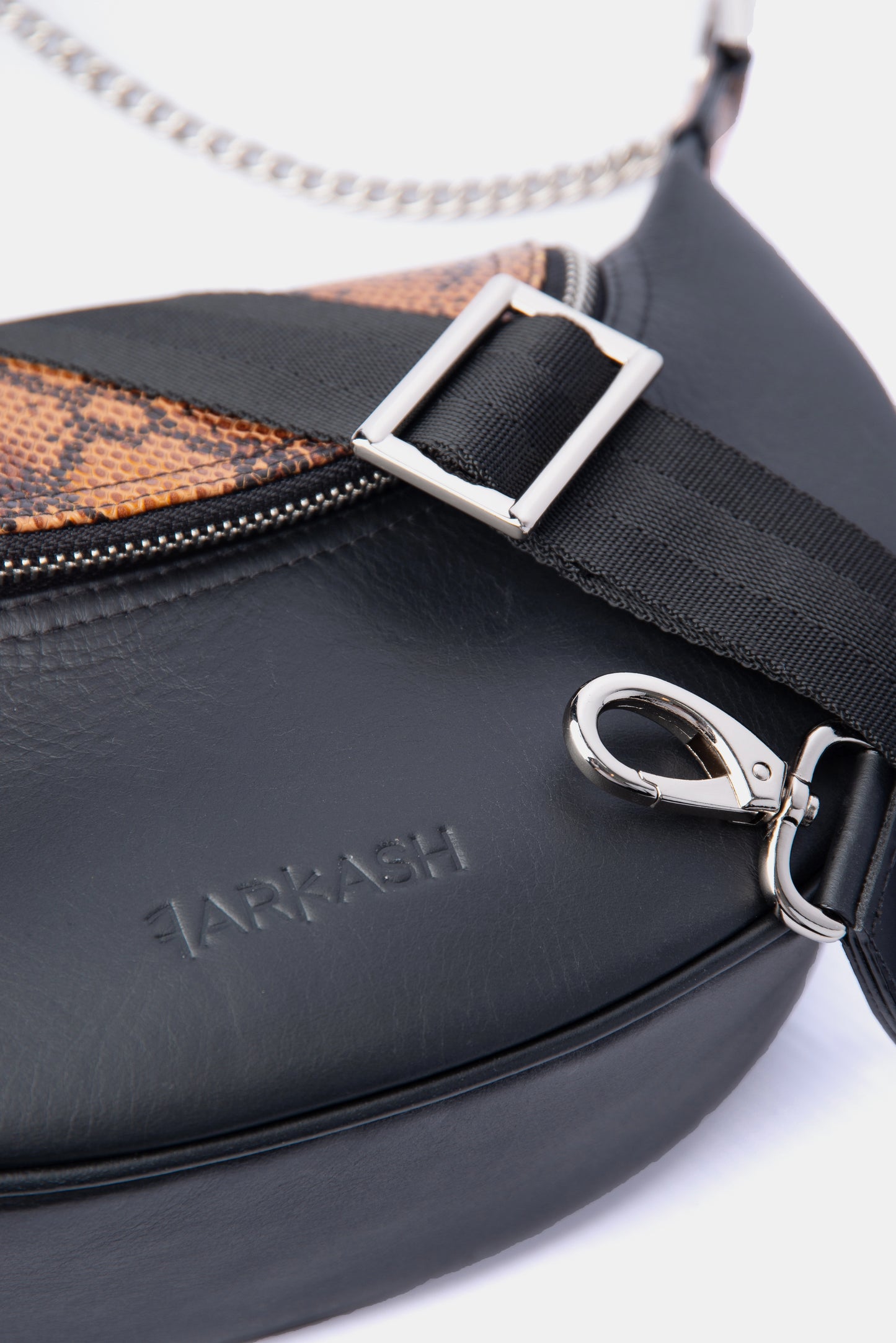 Detalle del bolso carriel en cuero con herrajes metálicos y correa ajustable FARKASH 