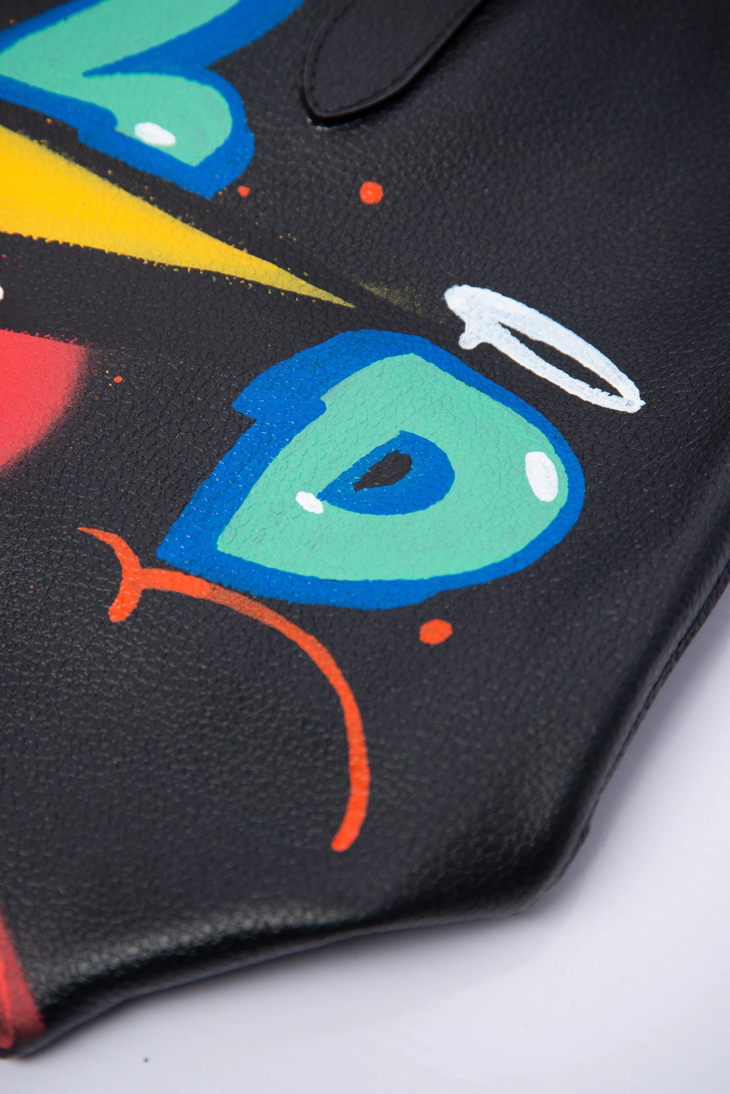 Detalles del bolso en cuero en graffiti pintado a mano FARKASH