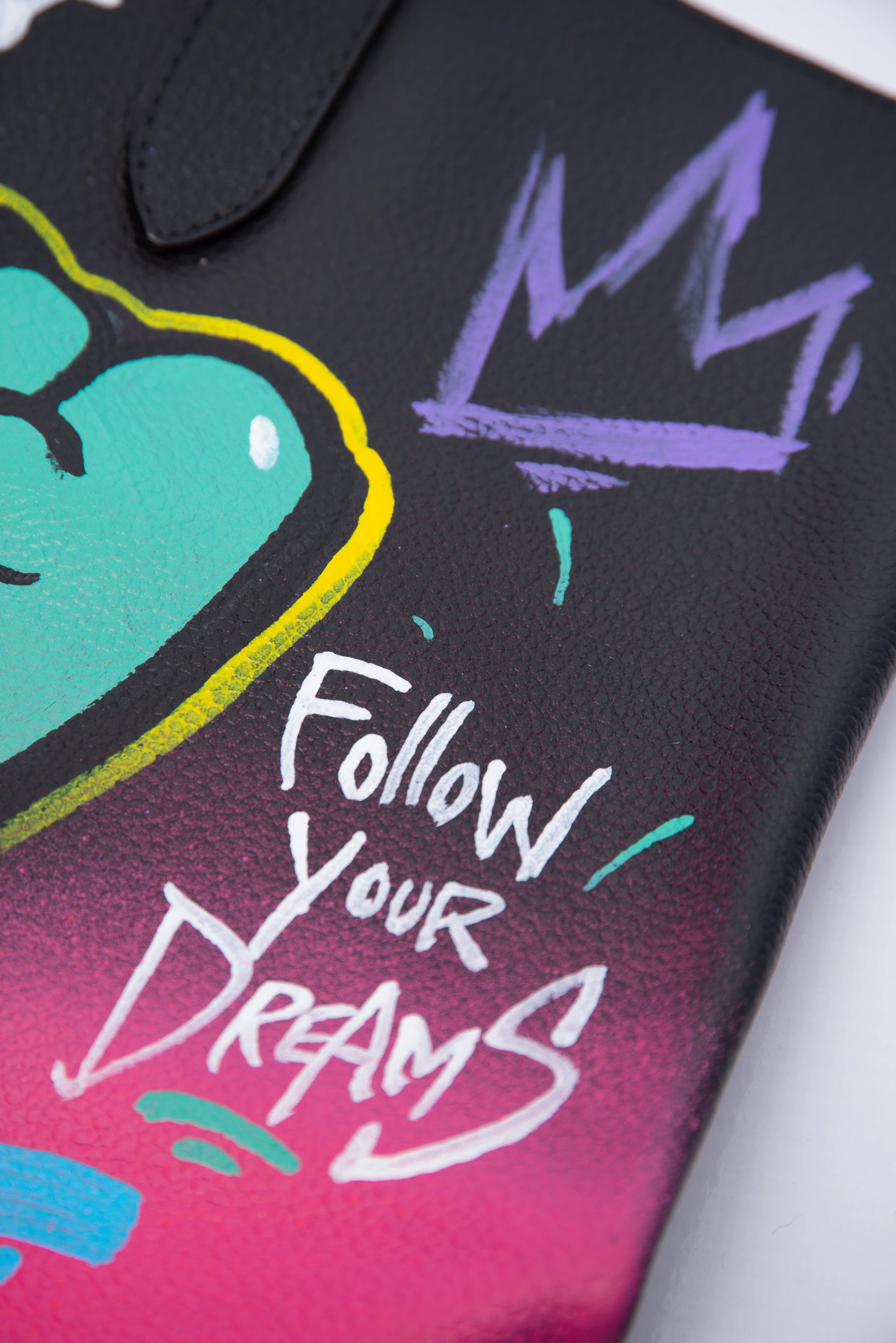 Detalle del bolso grande de cuero Farkash pintado a mano con diseño 
