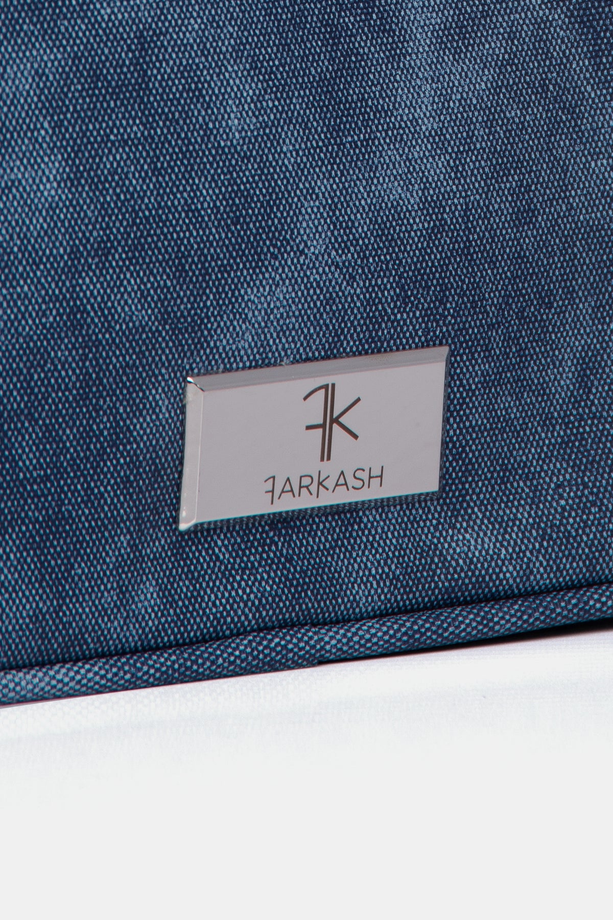 Detalle de plaza con logo FARKASH 