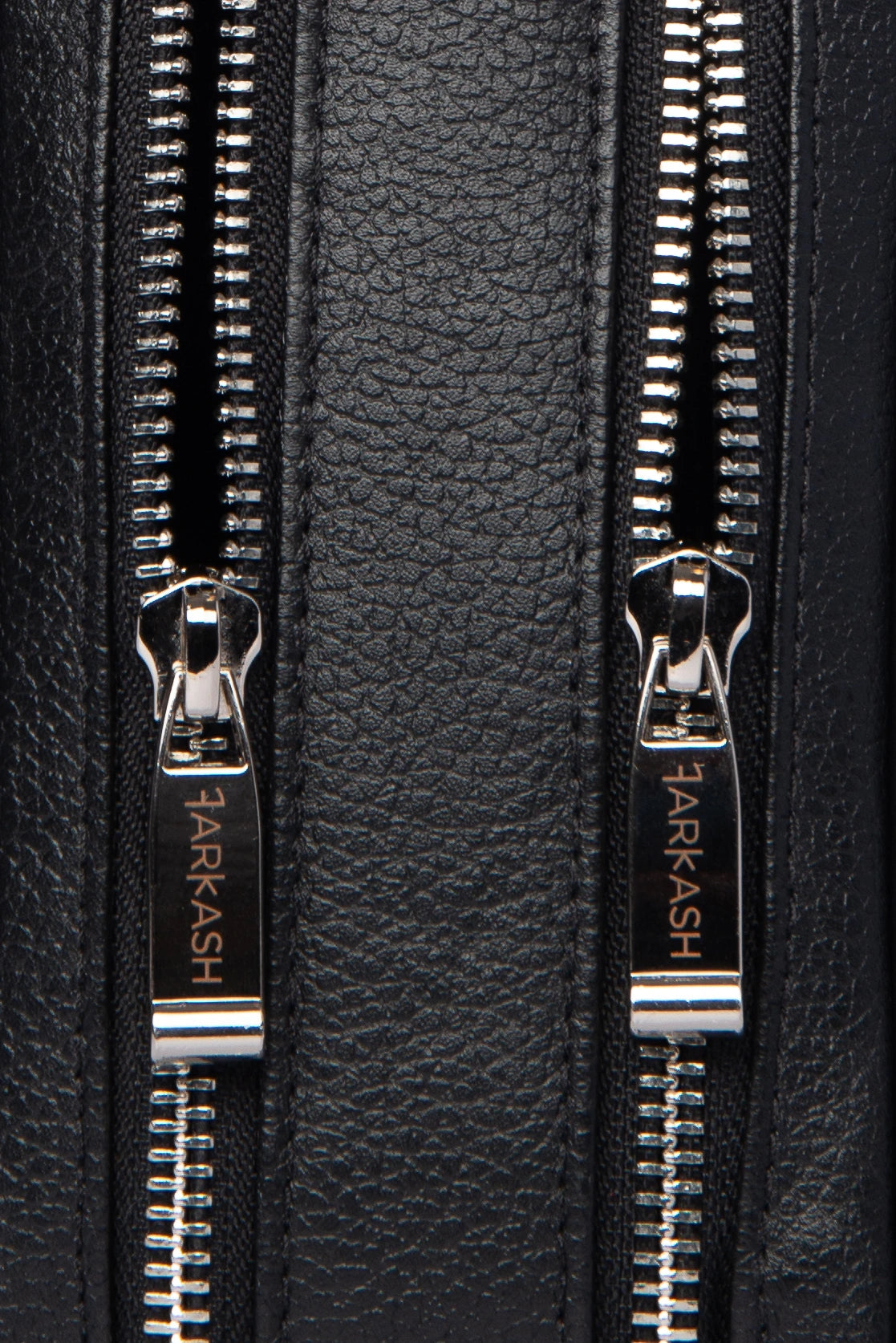 Detalle do doble cremallera con tiradores metálicos FARKASH en bolso crossbody de cuero 