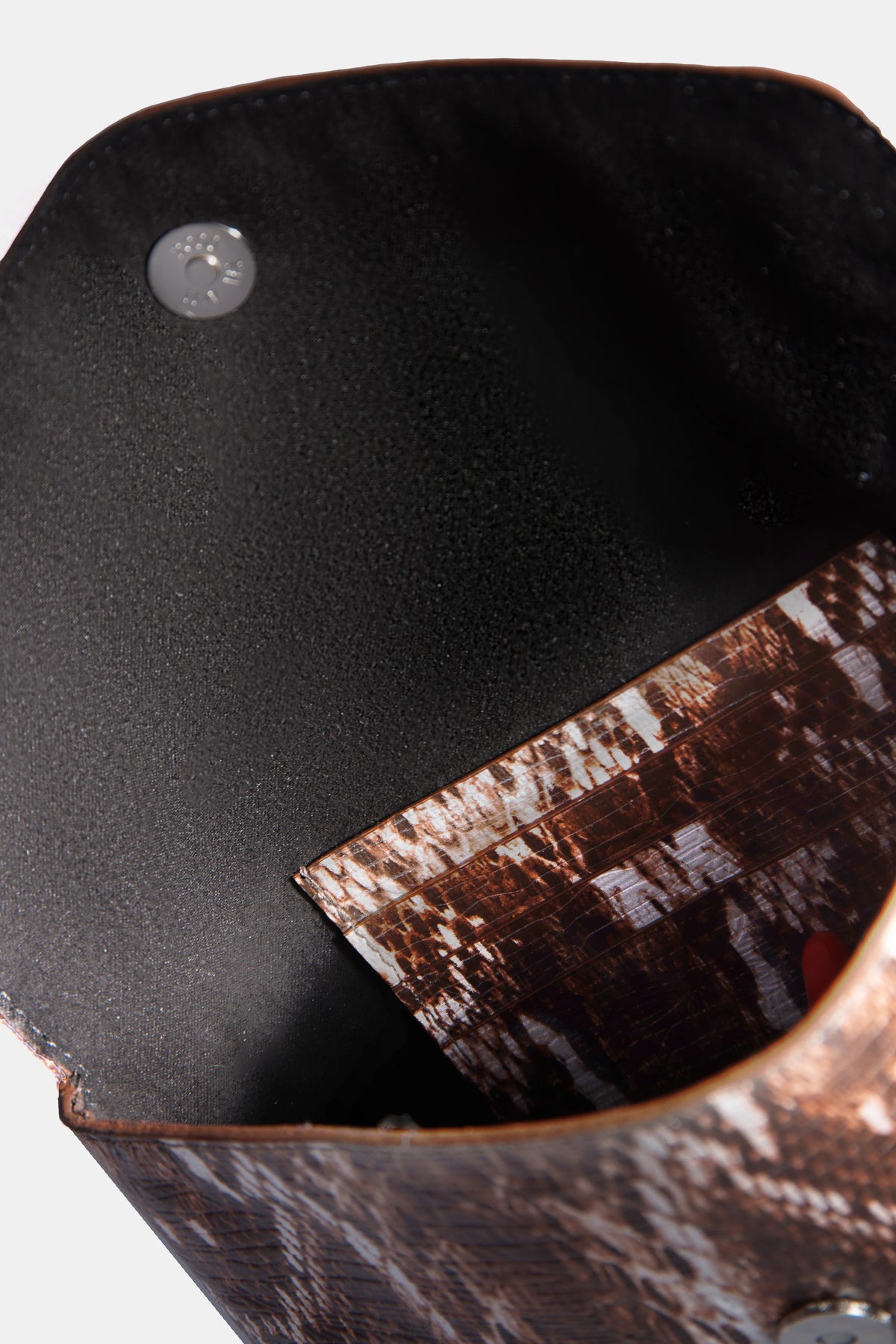 Interior de riñonera cinturón de cuero cafe con estampado cocodrilo y compartimiento para tarjetas 